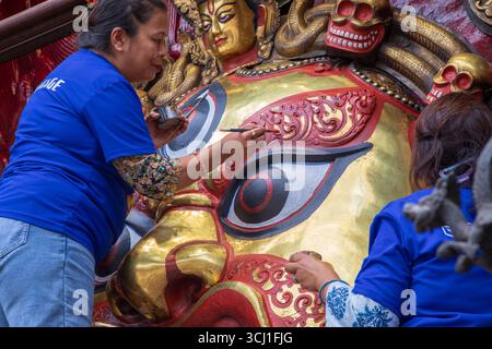 Kathmandu, Nepal. September 2025. Der lokale Künstler malt eine Maske des Swet Bhairava auf dem Indra Jatra Festival auf dem Kathmandu Durbar Platz. Stockfoto