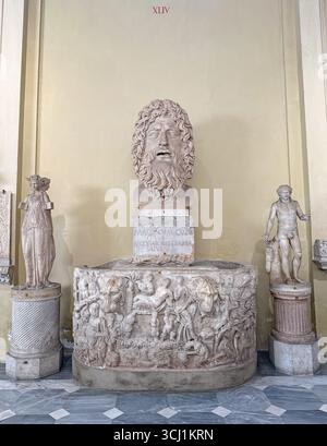 VATIKAN, ROM, ITALIEN - 2. AUGUST 2025 Marmorkopf einer bärtigen Gottheit, möglicherweise Jupiter oder Saturn. Mythologische Figur im Chiaramonti Mus Stockfoto