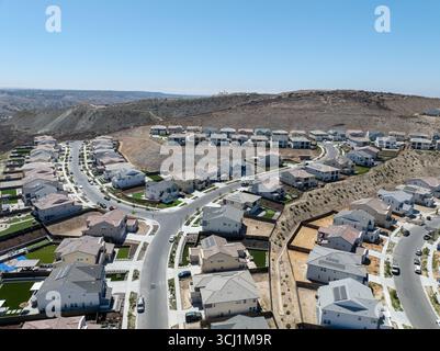 Neuentwicklungsimmobilien. Aus der Vogelperspektive auf Wohnhäuser und Zufahrtsstraßen im Süden von San Diego, Chula Vista. Gepackte Häuser. Blick von oben auf Privathäuser Stockfoto