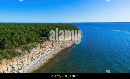 Luftaufnahme der Panga-Klippen an der Nordküste der estnischen Insel Saaremaa in der Ostsee Stockfoto