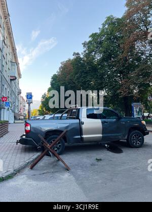 Kiew, Ukraine - 10. August 2025: Rustikaler Truck von Toyota Tundra parkt auf der Straße in der Nähe eines Wohngebietes unter blauem Himmel. Stockfoto