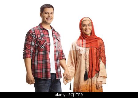 Ein Paar mit abstoßender Ethnizität, das Hände isoliert auf weißem Hintergrund hält Stockfoto