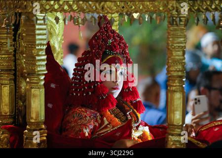 Kathmandu, Nepal. September 2025. Am 4. September 2025 in Kathmandu, Nepal. Die lebendige Göttin Kumari sitzt in ihrem Palanquin, während sie am ersten Tag des einwöchigen Indrajatra-Festivals nach Taleju auf dem Gelände des UNESCO-Weltkulturerbes, Basantapur Durbar Square, gebracht wird. (Foto: Abhishek Maharjan/SIPA USA) Credit: SIPA USA/Alamy Live News Stockfoto