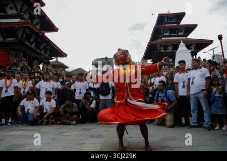 Kathmandu, Nepal. September 2025. Am 4. September 2025 in Kathmandu, Nepal. Ein Medium, das als Gott geschmückt ist, spielt traditionellen Tanz am ersten Tag eines einwöchigen Indrajatra-Festivals auf dem UNESCO-Weltkulturerbe Basantapur Durbar Square. (Foto: Abhishek Maharjan/SIPA USA) Credit: SIPA USA/Alamy Live News Stockfoto