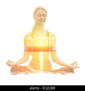 Meditierende Frau in Lotusposition vor weißem Hintergrund. Doppelte Exposition mit Meereslandschaft bei Sonnenuntergang. Yoga enthüllt die innere Welt Stockfoto