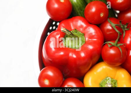 Frische Paprika in einer Schüssel. Rote grüne und gelbe Gemüse-Nahaufnahme. Lebensmittel aus ökologischem Landbau. Gesunde natürliche Paprika. Rohe vegane Zutaten. Stockfoto