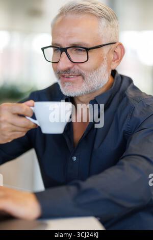Man trinkt Kaffee in einem Cafe Stockfoto