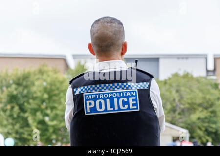 Ein Metropolitan Police Officer bei einer Gemeindeveranstaltung in Nord-London, Großbritannien Stockfoto