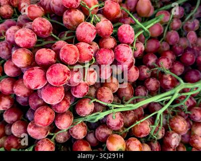 Nahaufnahme von rohen organischen süßen roten Trauben Hintergrund, Wein Trauben Textur, gesunde Früchte, Ansicht von oben Stockfoto