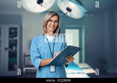 Arzthelferin im Operationssaal. Medizinisches Fachpersonal Stockfoto