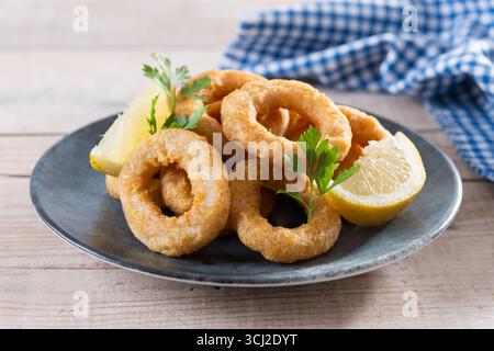 Knusprige gebratene Tintenfischringe auf Holztisch Stockfoto