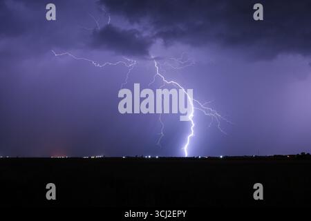 Ein gegabelter Blitz trifft auf die Great Plains Stockfoto