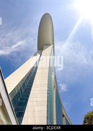 Flacher Blick auf die moderne Marina Bay und der Wolkenkratzer des Hotels mit einzigartigem Dachdesign vor einem blauen Himmel mit hellem Sonnenlicht singapur Stockfoto