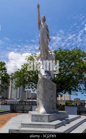 Das Monument für den Immigranten von Franco Alessandrini im Woldenberg Park in New Orleans, Louisiana, USA Stockfoto