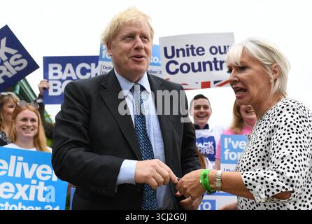London, Großbritannien. Juli 2019. Image © lizenziert für Parsons Media. 04/09/2025. London, Vereinigtes Königreich. Nadine Dorries scheitert an der Reform. Die ehemalige konservative Parlamentsabgeordnete und Kulturministerin Nadine Dorries ist in einem exklusiven artikel in der Daily Mail zur Reform übergelaufen, in dem es heißt "die Tory-Partei ist tot", dass sie nach drei Jahrzehnten in der Partei vor der morgigen Reformkonferenz in Birmingham scheidet. Nadine Dorries begrüßt Boris Johnson, als er am 13./07/2019 bei der Conservative Party Eastern Hustings in Wyboston Lakes ankommt. Foto: andrew parsons/Alamy Live News Stockfoto
