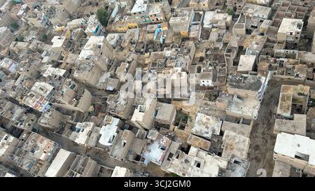 Luxor, Ägypten - 10. Februar 2025: Aus der Vogelperspektive von dichten Wohnhäusern und Dächern in Luxor, Ägypten, mit traditioneller Stadtarchitektur aus einem heißen Himmel Stockfoto