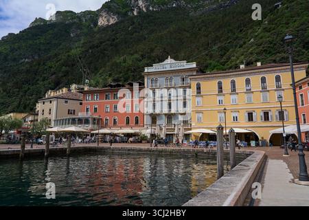 Riva del Garda, Italien - 8. Mai 2025 - Piazza III November und Apponale Turm im sonnigen Frühling Stockfoto