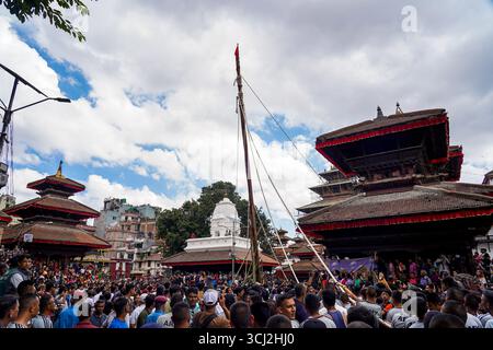 Kathmandu, Nepal. September 2025. Die Indra Jatra beginnt mit der Installation des Lingo in Hanuman Dhoka, Basantpur, in Kathmandu, Nepal, am 4. September. 2025. zu den verschiedenen Aktivitäten, die während Indra Jatra durchgeführt wurden, gehören die Aufrichtung des Lingo, Wagenprozessionen der lebenden Göttin Kumari, traditionelle maskierte Tänze, die Ausstellung von Bhairab-Masken und die Anbetung durch Gebete und Opfergaben. (Foto: Ambir Tolang/NurPhoto) Credit: NurPhoto SRL/Alamy Live News Stockfoto
