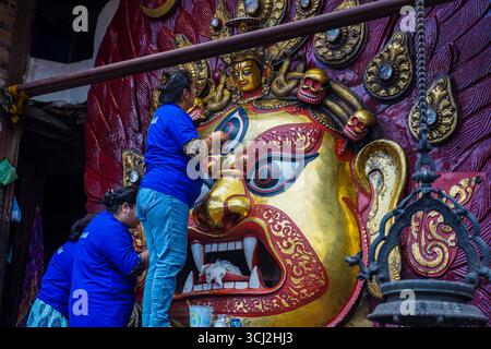Kathmandu, Nepal. September 2025. Während des Indra Jatra Festivals in Hanuman Dhoka, Basantpur, in Kathmandu, Nepal, am 4. September schmücken die Menschen den Swet Bhairav. 2025. (Foto: Ambir Tolang/NurPhoto)0 Credit: NurPhoto SRL/Alamy Live News Stockfoto