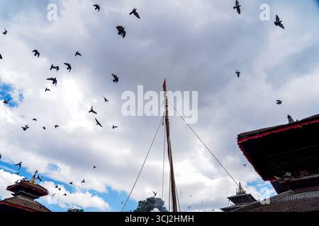 Kathmandu, Nepal. September 2025. Die Indra Jatra beginnt mit der Installation des Lingo in Hanuman Dhoka, Basantpur, in Kathmandu, Nepal, am 4. September. 2025. zu den verschiedenen Aktivitäten, die während Indra Jatra durchgeführt wurden, gehören die Aufrichtung des Lingo, Wagenprozessionen der lebenden Göttin Kumari, traditionelle maskierte Tänze, die Ausstellung von Bhairab-Masken und die Anbetung durch Gebete und Opfergaben. (Foto: Ambir Tolang/NurPhoto) Credit: NurPhoto SRL/Alamy Live News Stockfoto