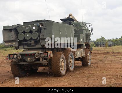 Soldaten der US-Armee mit 1. Bataillon, 94. Feldartillerie-Regiment, 17. Feldartillerie-Brigade, fahren ein M142 High Mobility Artillery Rocket System Stockfoto