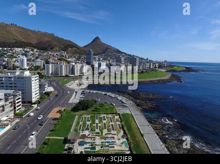 Ein Blick aus der Vogelperspektive auf Green Point und die Umgebung in Kapstadt, Südafrika. Mit modernen Gebäuden, einer Küstenstraße und der Atlantischen Straße Stockfoto