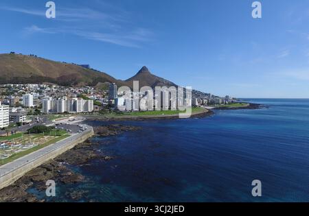 Ein Blick aus der Vogelperspektive auf Green Point und die Umgebung in Kapstadt, Südafrika. Mit modernen Gebäuden, einer Küstenstraße und der Atlantischen Straße Stockfoto