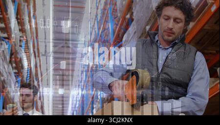 Verpackungsmitarbeiter mit gesteppter Weste im Lagergang, mit Bandspender. Industrie, Logistik, Management, Technologie, Teamwork, Stockfoto