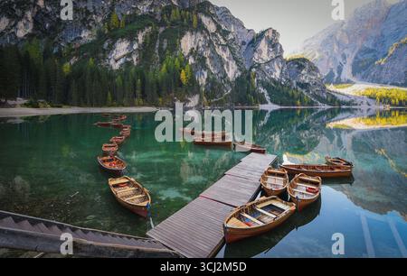 Eine idyllische Szene am Pragser See, einem beliebten Reiseziel in den Dolomiten in Italien. Das Foto zeigt die charakteristischen Holzruderboote fl Stockfoto