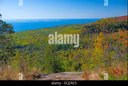 Blick auf den Lake Superior von den Coastal Cliffs auf dem Oberg Lake Trail in Minnesota Stockfoto