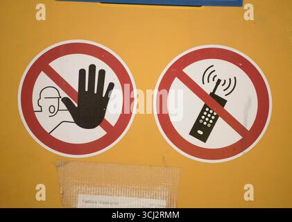 Verbot von Mobiltelefonen Zeichen, keine Telefone und Anrufe erlaubt Verbot von Mobiltelefonen Zeichen Stockfoto