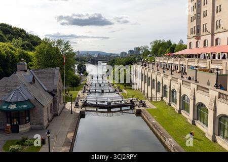 Ottawa, Kanada - 13. Juni 2025: Rideau-Kanal schleusen im Sommer in der kanadischen Hauptstadt Stockfoto