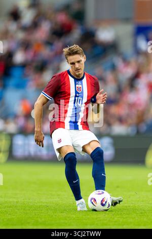Oslo, Norwegen. September 2025. Martin Odegaard (10 Norweger) übergibt den Ball während des Internationalen Freundschaftsfußballspiels zwischen Norwegen und Finnland im Ullevaal Stadium in Oslo, Norwegen. Quelle: SPP Sport Pressefoto. /Alamy Live News Stockfoto