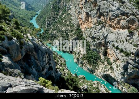 Blick aus der Vogelperspektive auf calanque de morgiou, einen atemberaubenden Fjord in der Nähe von marseille in Südfrankreich mit türkisfarbenem Wasser und dramatischen Klippen Stockfoto