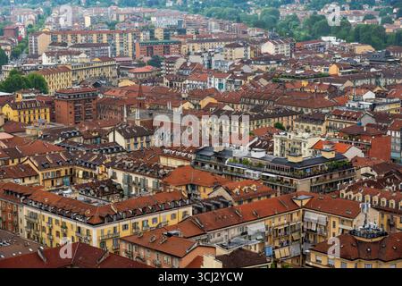 Die Luftszene von Turin mit rot gekachelten Dächern historischer Gebäude und einem malerischen Viertel. Stockfoto