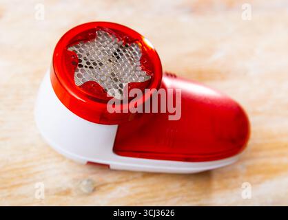 Handgerät zum Entfernen von Stoffpillen von Kleidungsstücken Stockfoto