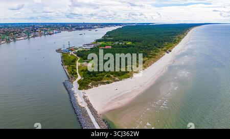 Luftaufnahme des Wellenbrechers am Eingang des Kurischen Hafens in Klaipėda an der Ostseeküste Litauens Stockfoto