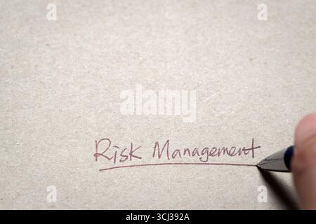 Eine handschriftliche Notiz auf Papier mit den Worten Risikomanagement, die Planung, Strategie, Geschäftsbewusstsein und Vorbereitung auf Herausforderungen symbolisieren. Stockfoto