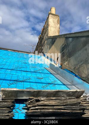 Das kommunale Dach repariert derzeit ein Gebäude in Edinburgh, installiert eine atmungsaktive wasserdichte Membranunterlage und erneuert die Sättigungsarbeiten Stockfoto