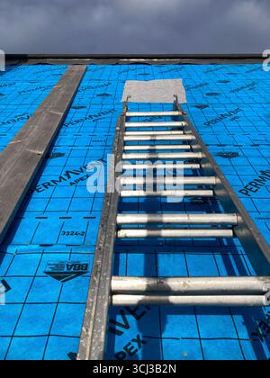 Das kommunale Dach repariert derzeit ein Gebäude in Edinburgh, installiert eine atmungsaktive wasserdichte Membranunterlage und erneuert die Sättigungsarbeiten Stockfoto