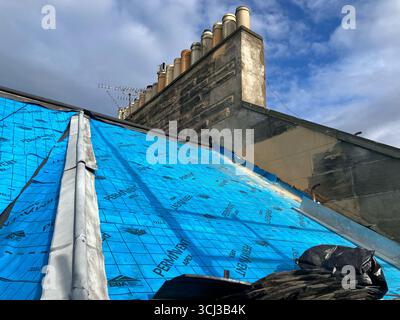 Das kommunale Dach repariert derzeit ein Gebäude in Edinburgh, installiert eine atmungsaktive wasserdichte Membranunterlage und erneuert die Sättigungsarbeiten Stockfoto
