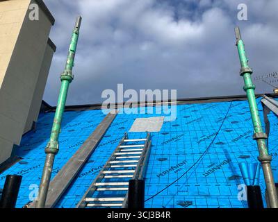 Das kommunale Dach repariert derzeit ein Gebäude in Edinburgh, installiert eine atmungsaktive wasserdichte Membranunterlage und erneuert die Sättigungsarbeiten Stockfoto