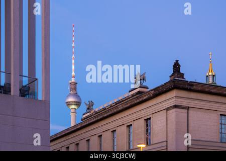 Berliner Fernsehturm neben dem Pergamonmuseum Stockfoto