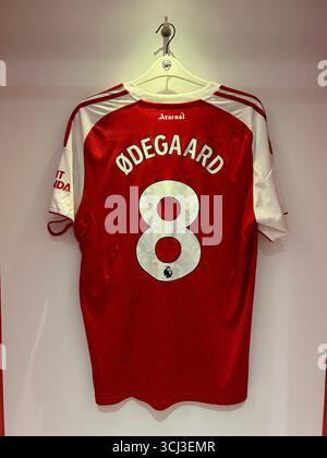Das Trikot für Arsenal-Kapitän Martin Odegaard, der in der Umkleidekabine des Emirates-Stadions in London, Großbritannien aufhängt Stockfoto