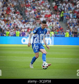 Berlin, Deutschland - 29. Juni 2024: Alessandro Bastoni aus Italien (#23) im Achtelfinale der UEFA EURO 2024 Schweiz gegen Italien im Olympiastadion in Berlin Stockfoto
