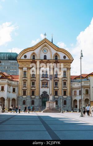 Ljubljana Slowenien - 23. August 2025: Ursulinenkirche der Heiligen Dreifaltigkeit in Ljubljana. Stockfoto