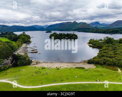 Malerische Landschaft von Derwentwater mit Bergen und Inseln unter bewölktem Himmel. Stockfoto