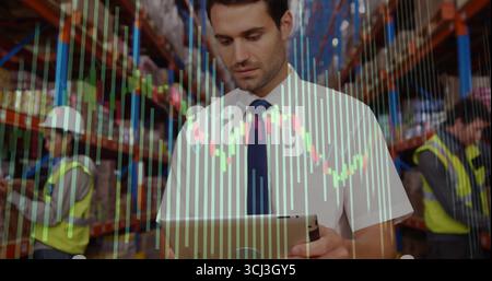 Leitender Manager, der ein Tablet im Lager mit Barcode-Scannern, Schutzhelmen und Kartenüberlagerungen hält. Logistik, Lieferkette, Bestand, Industrie, com Stockfoto