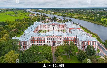 Blick aus der Vogelperspektive auf den Jelgava-Palast, den größten Barockpalast im Baltikum am Ufer des Flusses Lielupe in Lettland Stockfoto