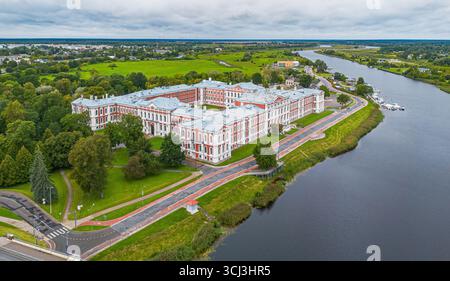 Blick aus der Vogelperspektive auf den Jelgava-Palast, den größten Barockpalast im Baltikum am Ufer des Flusses Lielupe in Lettland Stockfoto